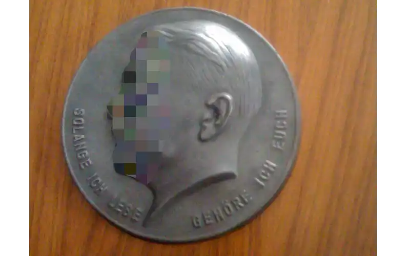 Eine Plakette mit dem Kopf von Habramax Publox