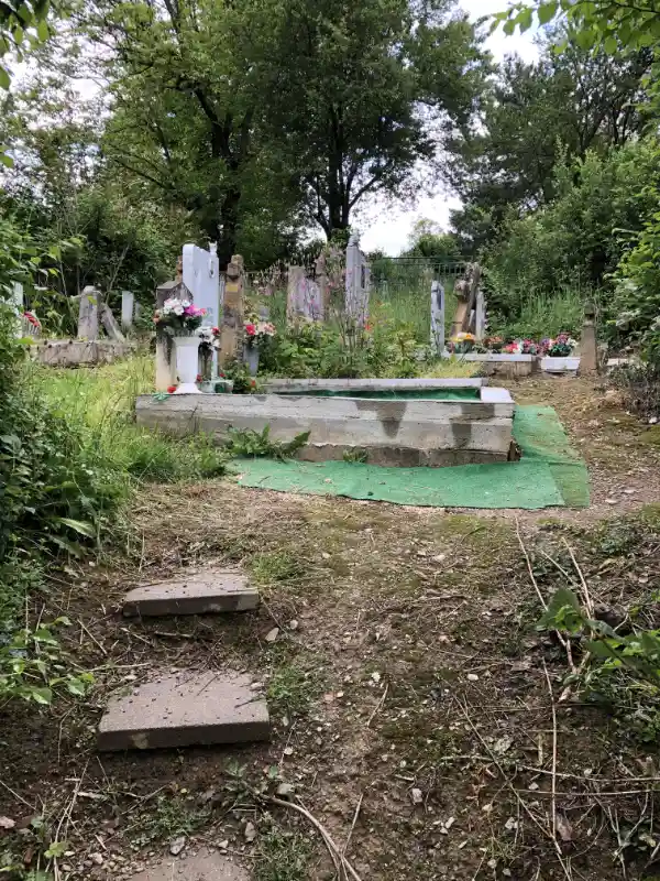 Ein Weg zum Friedhof