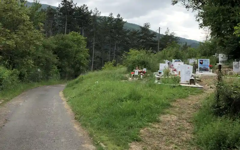 Ein Trampelpfad, mehr ist es nicht, was zum Friedhof führt