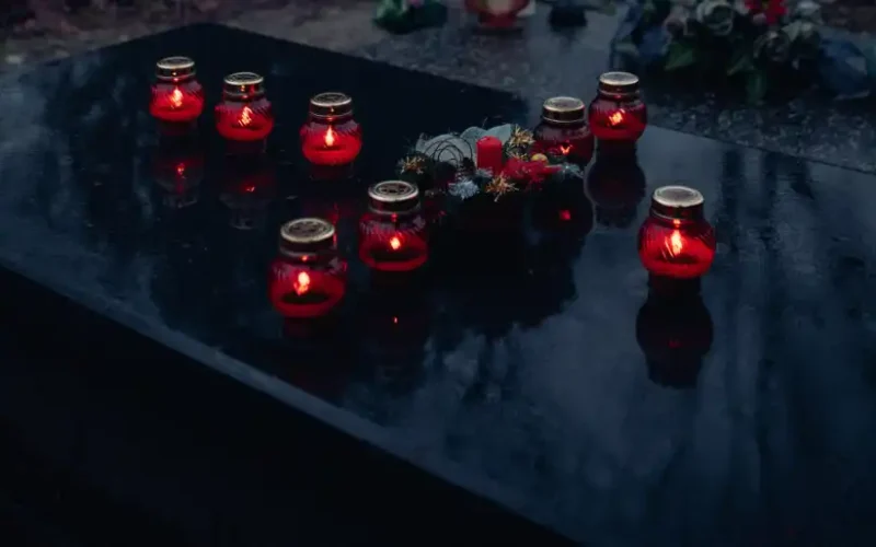 Grab mit roten Kerzen