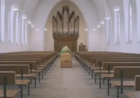 leere Kirche mit Sarg