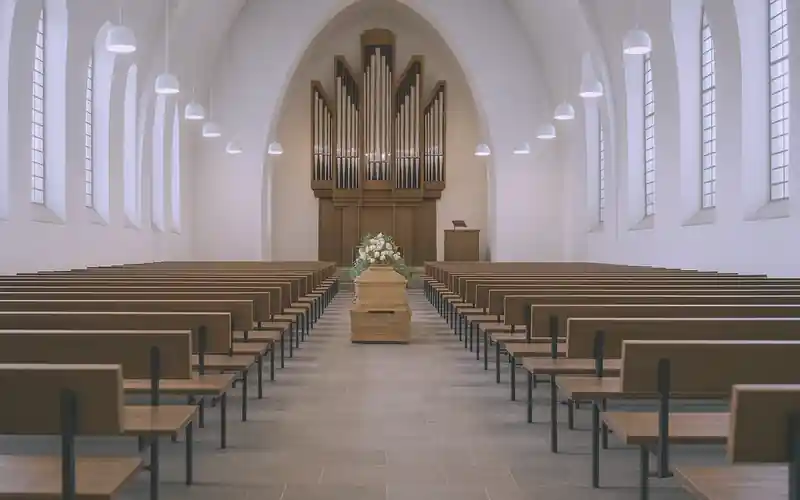 leere Kirche mit Sarg