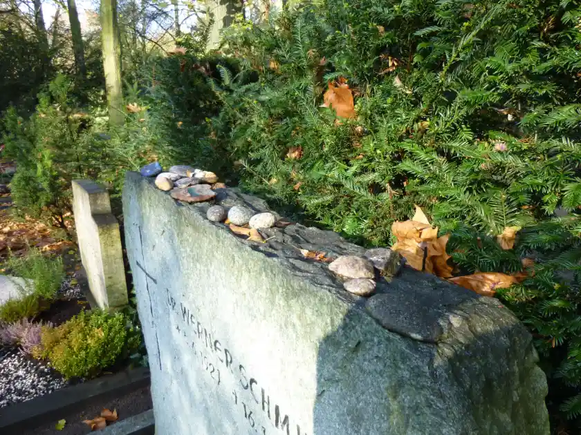 Fotografieren auf Friedhöfen: Kleine Steine werden bei jüdischen Gräbern von Besuchern auf den Grabstein gelegt