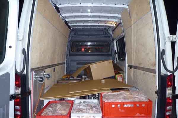Im Kleintransporter von drei türkischen Staatsangehörigen aus dem Aargau stiessen die Beamten am vergangenen Freitag in Riehen auf mehr als 610 Kilo Fleisch. Quelle: Grenzwachtregion Basel